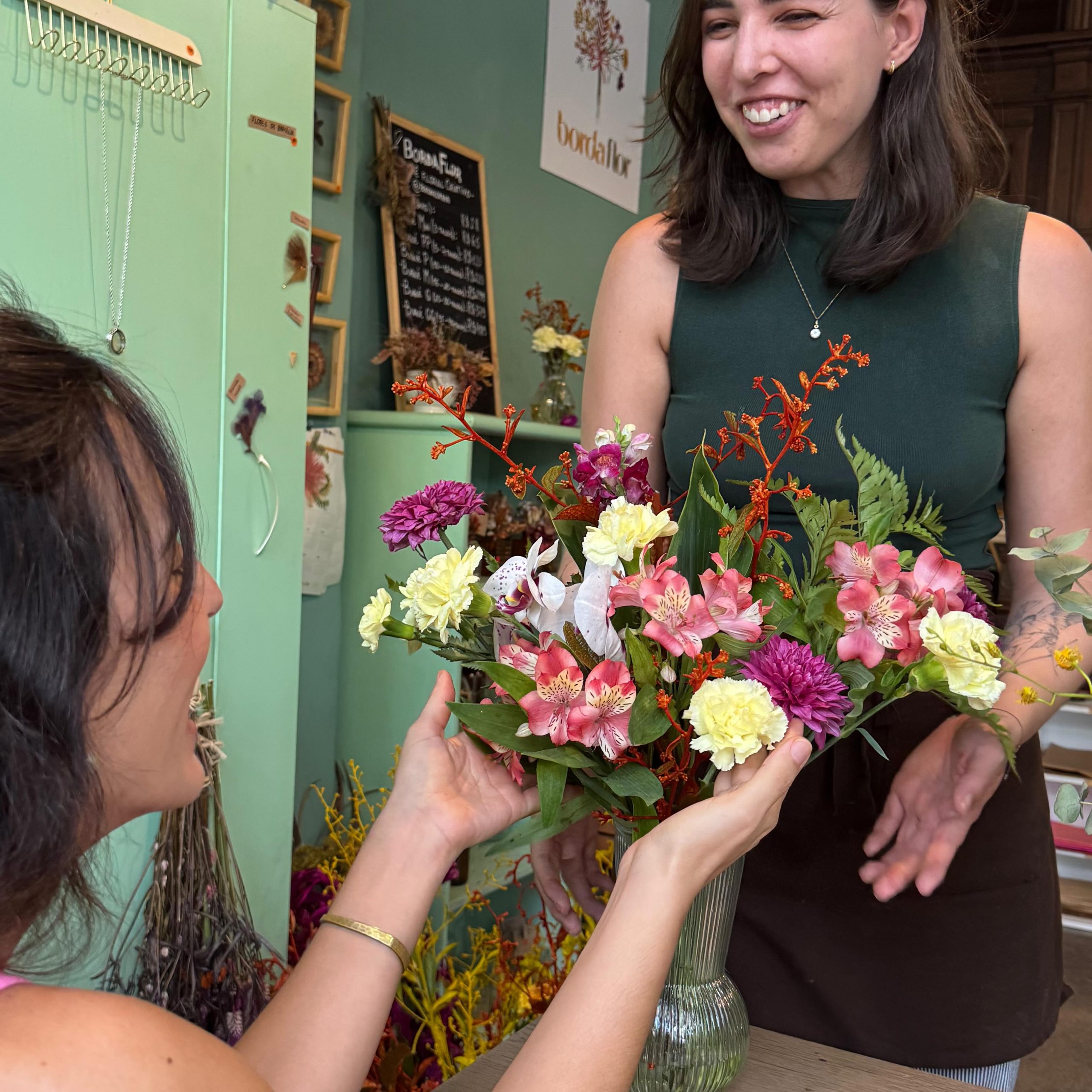 ✨🌸 OFICINA FLORAL BORDA FLOR 🌸✨

Mais do que aprender a montar arranjos… um momento para relaxar, desenvolver feminilidade, descontrair com amigas e família, desacelerar e se conectar 🌿💫

Na oficina floral da Borda Flor, cada detalhe é um convite:
💐 tocar as flores
💐 explorar texturas
💐 criar com liberdade
💐 despertar a sua sensibilidade
💐 CONTAR HISTÓRIAS 

Aqui não existem regras rígidas…
existe expressão, intuição e beleza na sua autenticidade 🤍

Você aprende técnicas de jardinagem, de composição dos vasos, combinação de flores, texturas, 
mas, principalmente, aprende a olhar para as flores (e para a vida) com mais presença 🌼✨

E no final…
leva pra casa mais do que um arranjo 🌷
leva um pedaço da experiência, criado com as suas próprias mãos 💫

🌿 Um respiro na rotina
🌿 Um encontro com o sensível
🌿 Um momento só seu

Porque flores não são apenas flores…
são expressões da vida! 🌸✨

Nossa oficina foi de 14:30 às 17:30
Tivemos comes e bebes
Falamos sobre nós mesmas, nossos sonhos e nossas famílias

Cada uma recebeu um vaso, uma tesoura de jardinagem, um calendário 2026, uma cartinha e um certificado que saímos capazes de produzir nossos próprios arranjos

VOCÊS GOSTARAM DO MEU!? 

#OficinaFloral #BordaFlor #ExperiênciaSensorial #FloresComAlma