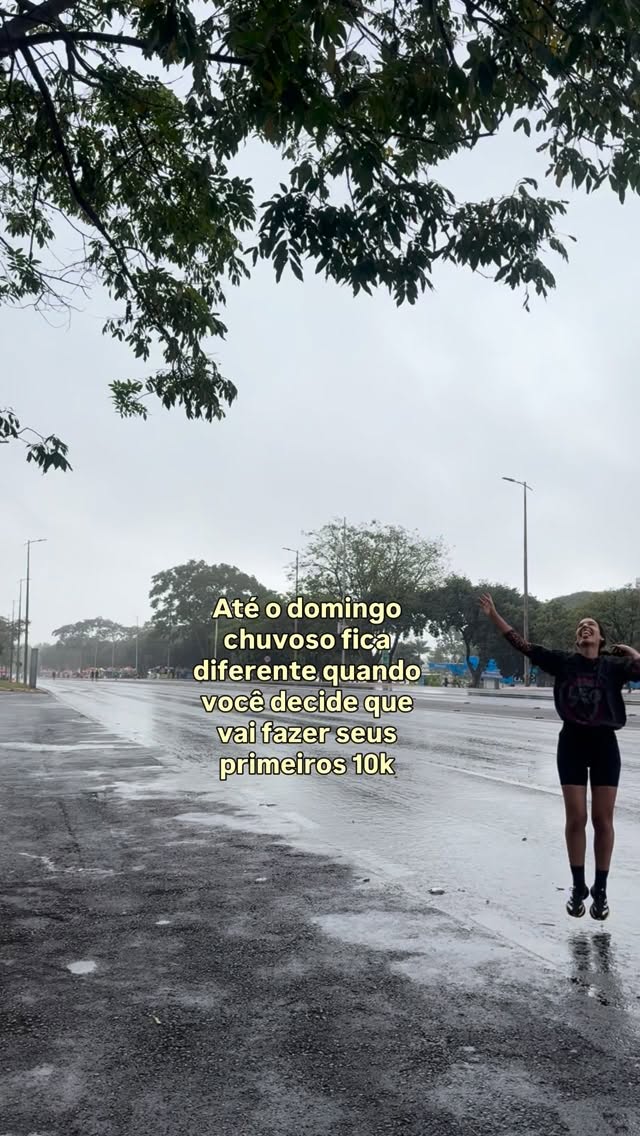 Tudo acontece 2x no cósmos: uma nos seus pensamentos e a outra na materialização. Se você decidiu, já aconteceu! decidi que vou fazer os meus primeiros 10k na próxima corrida e até o domingo chuvoso está diferente para mim. Toda a minha realidade já se transformou e agora vou com tudo para cima dos meus objetivos! Ainda bem que vou muito bem assessorada com @tri.lifeassessoria para preparar meu corpo, minha mente, a prova, o pós prova, tudo! Treino delícia hoje no eixão norte com garoa ficou ainda mais sensacional!!!!