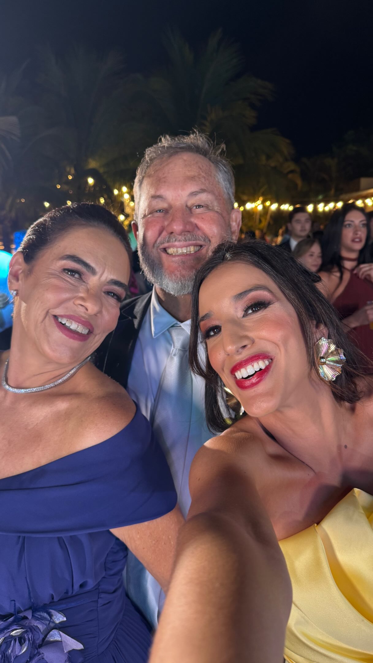Tudo muda quando você começa a se dar conta das maiores e melhores realizações em vida. Elas somente são vividas por um grande homem quando se junta com uma grande mulher. Essa união é o veículo para as maiores realizações. É o desenvolvimento dos relacionamentos, que é o contexto para o amadurecimento necessário em vida. É o contexto da multiplicação do amor, que é o nascimento dos filhos. É o contexto do crescimento espiritual e material. Construir tantas coisas juntos. Casar os filhos, ver os netos crescerem. Construir um patrimônio, viajar juntos. Conhecer o mundo todo! Nada, nada é mais importante e glorioso do que formar uma família, do que um grande homem com uma grande mulher ❤️ tantos exemplos maravilhosos tenho em minha volta ✨ graças a Deus!!! Obrigada Jesus! Rô e Joãozinho casaram a filha Munike na maior realização em vida possível 🙏🏾 VIVA O AMOR!