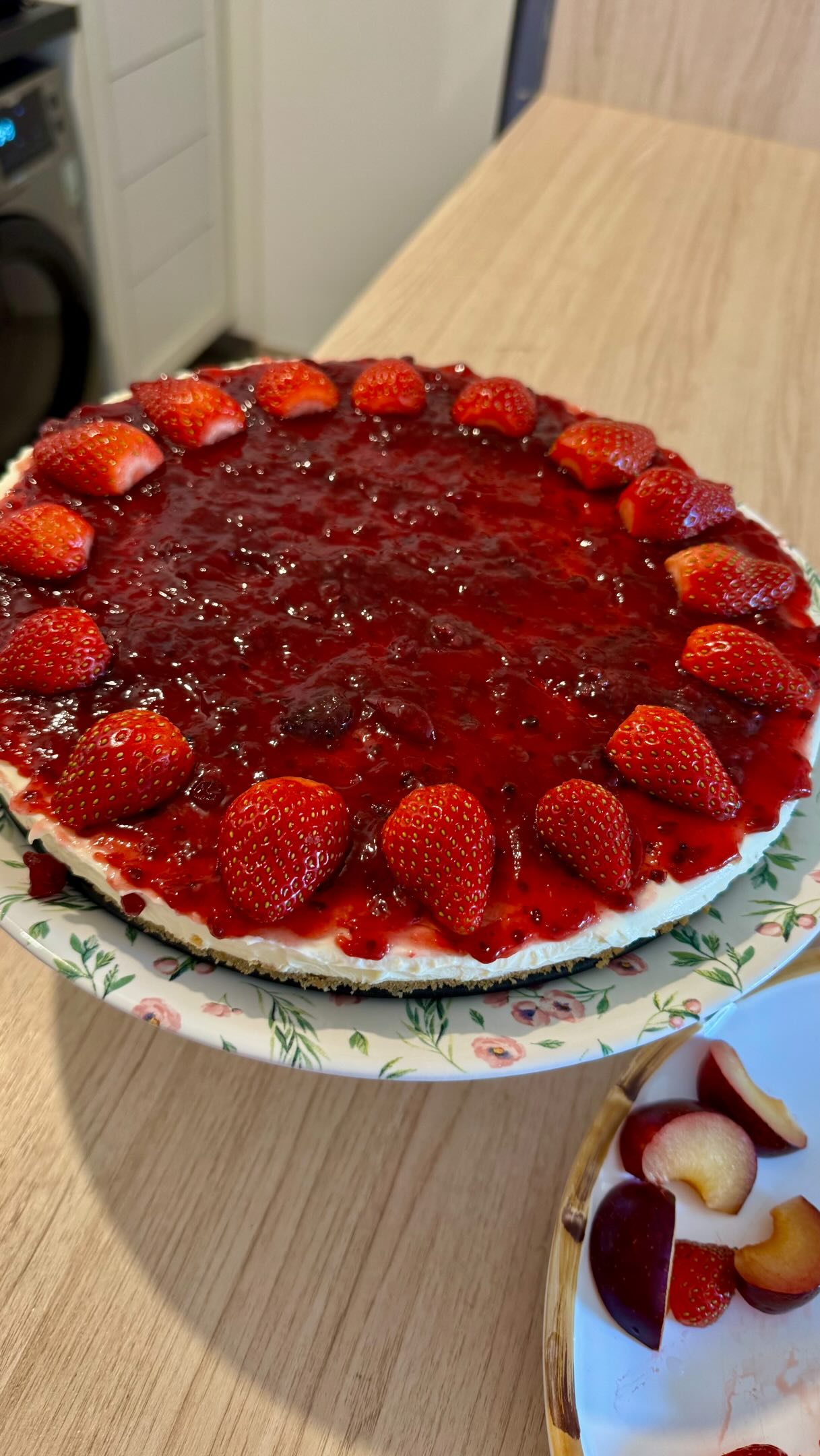 🍓✨ Cheesecake de Frutas Vermelhas ✨🍓

🍪 Base:
200g de biscoito maisena + 100g de manteiga derretida sem sal. 

🤍 Creme:
600g de cream cheese, 200g de creme de leite, 400g de chocolate branco derretido e suco de 1 limão.

🍓 Cobertura:
400g de frutas vermelhas, ½ xícara de açúcar e suco de 1 limão.

Misture os ingredientes da base e acomode em uma forma. Bata os ingredientes do creme até ficar homogêneo, despeje sobre a base e leve à geladeira por 6 horas. Cozinhe os ingredientes da cobertura até engrossar, deixe esfriar e finalize a cheesecake.

Minha primeira cheese cake da vida para o chá bar da minha amiga Nath super especial e ficou uma delícia! Acabou em poucos minutos! 

Não acrescentei o chocolate queimado na massa 🤣🤣🤣🤣 desprezei! 

Na próxima vou dobrar os ingredientes ;) e fazer uma torma mais alta. Mas já valeu! Deu super certo! 

#cheesecake #chabar