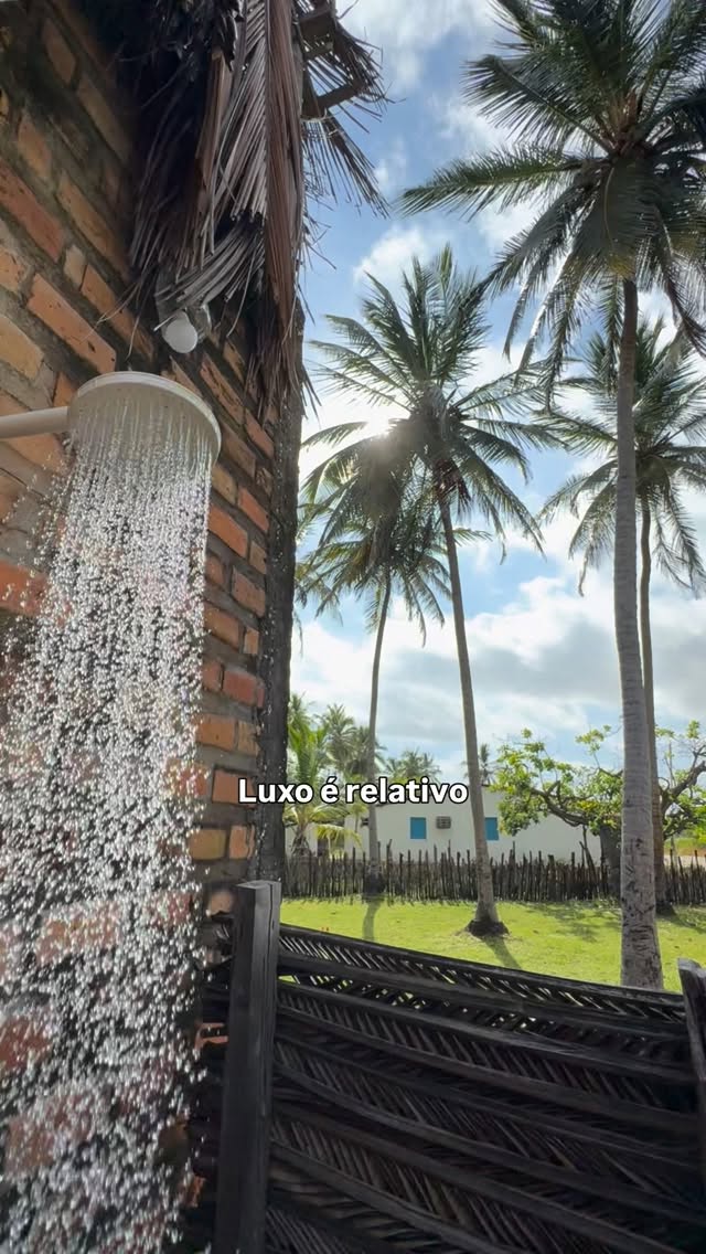 Um banho de chuveiro a céu aberto na beira do mangue é o luxo para mim e você?