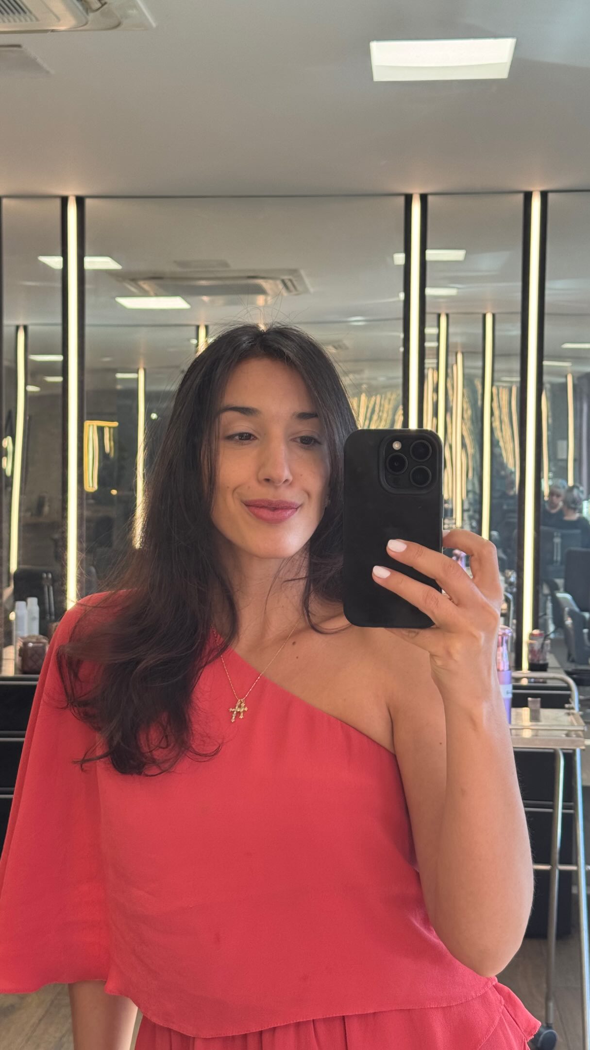 Depois de uma viagem incrível a melhor sensação é voltar para a casa correndo para a minha tricologista @raqueltavaresterapiacapilar e cuidar desses cabelos lindos, desse couro cabeludo, dessa pele e dessas unhas. A Raquel e a sua equipe sempre me atendem com muito amor, é aquele investimento que vale cada centavo. Pintamos, cortamos, hidratamos e tonalizamos o cabelo. Saí me sentindo belíssima, pronta para voltar para a rotina. Confio de olhos fechados. Saúde dos fios e do couro cabeludo. Já estou há mais de um ano fazendo tratamentos com ela